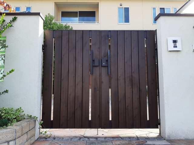 和風の木製門扉を彩るデザイン選びのポイント