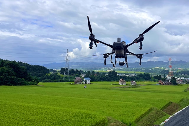 スマート農業を実現する「ドローン農薬散布」とは？