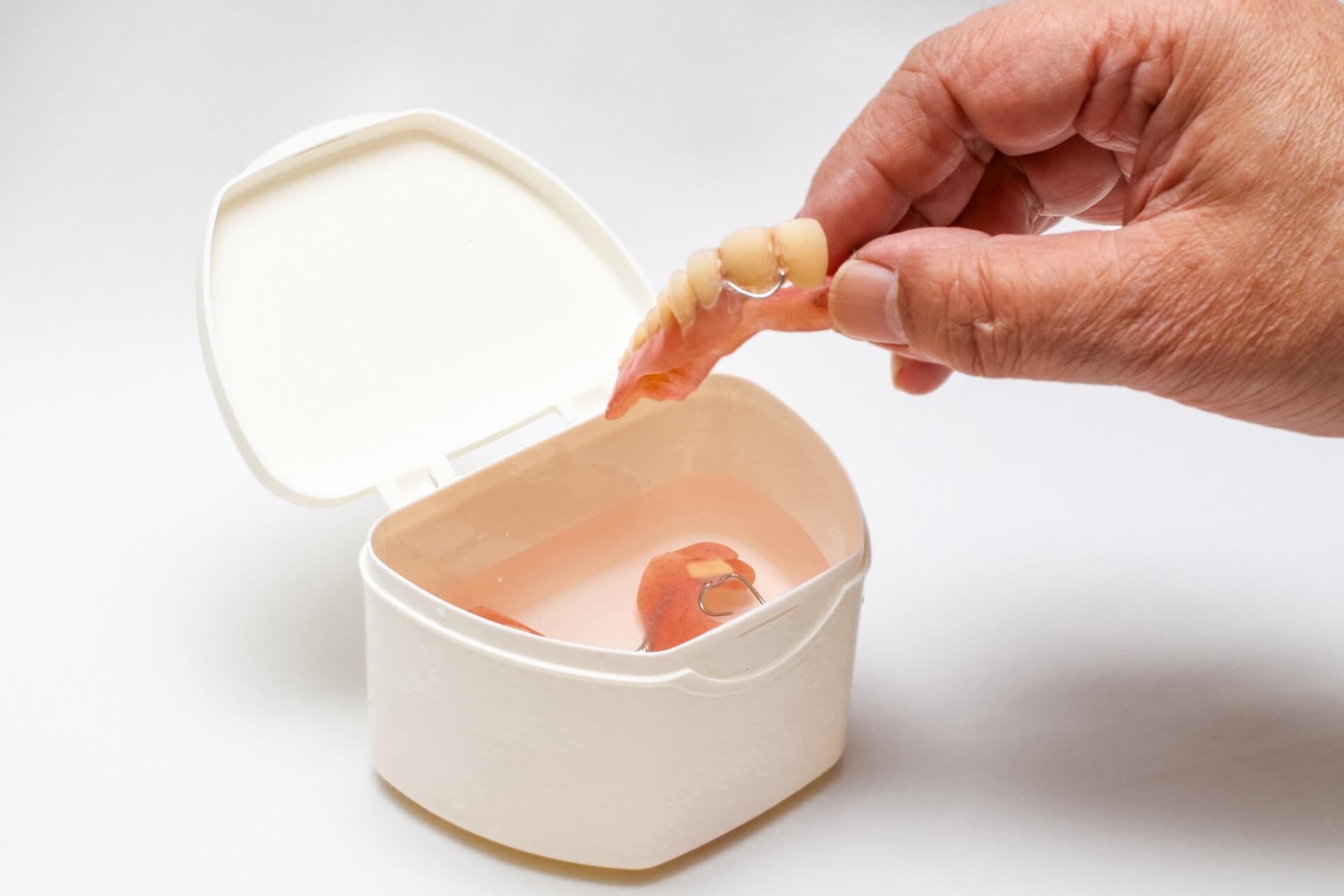 知らずにやっている？入れ歯の不安定を招く日常のクセや使い方