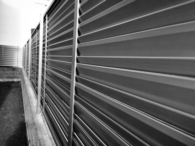 おしゃれな目隠しを実現するフェンスの隙間対策