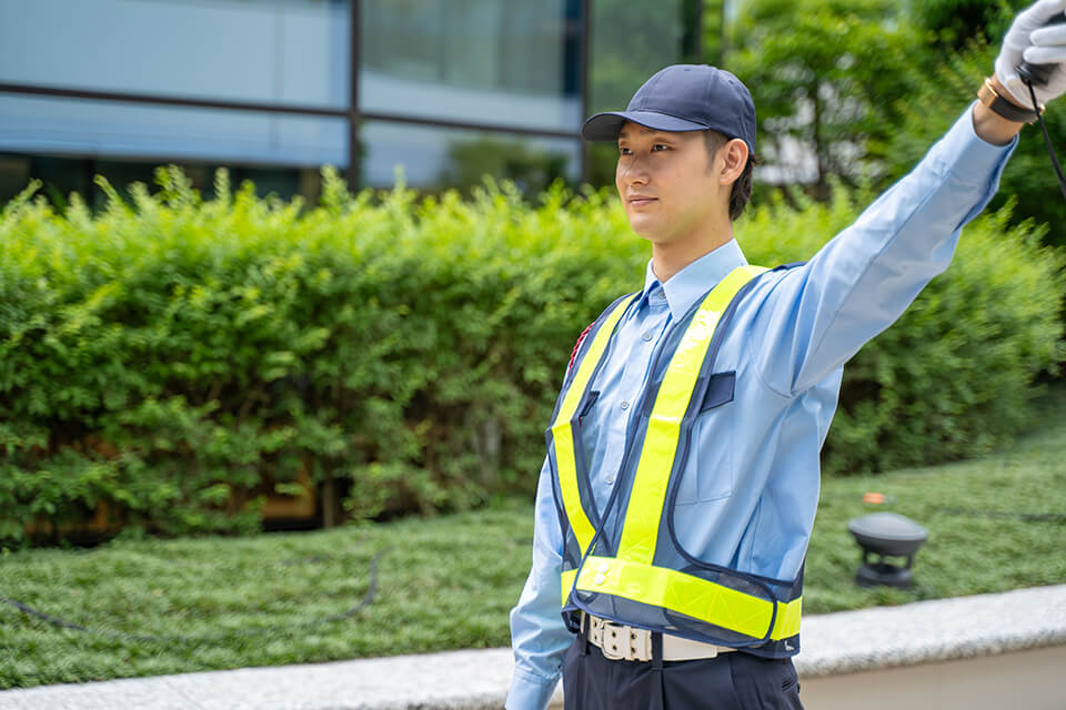 歩行者の安全を守る交通誘導警備の役割と重要性